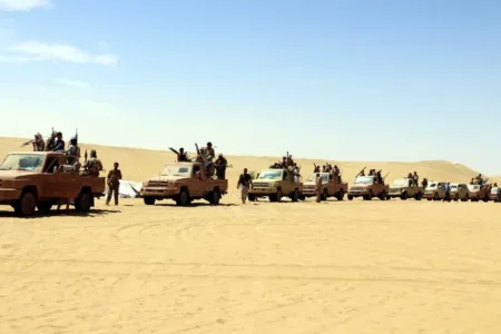 Mueren al menos 30 soldados progubernamentales en un ataque hutí con misiles en Yemen