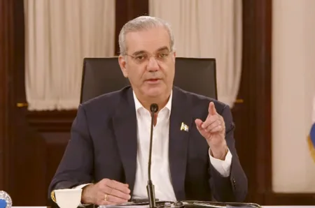 Abinader sobre alzas de la gasolina: “Yo quisiera empezar a bajarla”