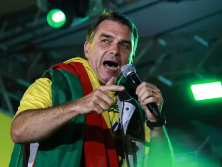 Flávio Bolsonaro supera por estrecho margen a Lula con el 13,6 % en elecciones de Brasil