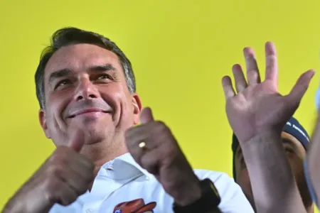 Flávio Bolsonaro supera a Lula en encuesta electoral