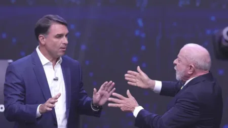 Comienza el último debate entre Lula y Flávio Bolsonaro antes de las elecciones