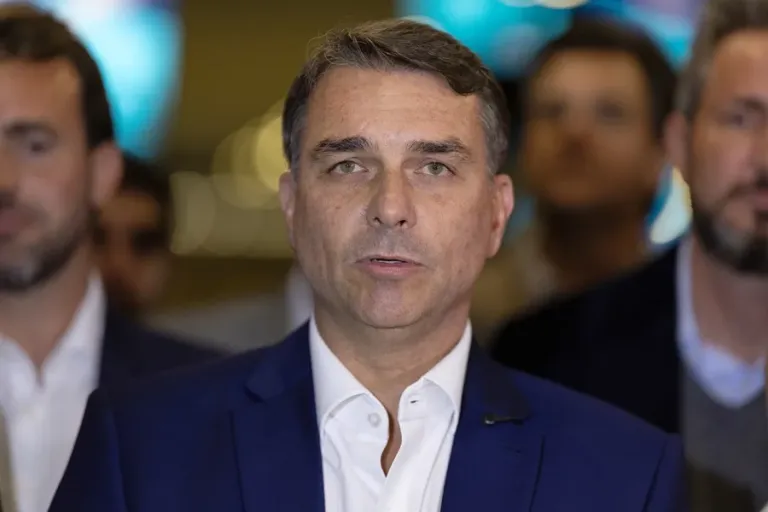 Flávio Bolsonaro cancela a última hora su asistencia al último debate electoral