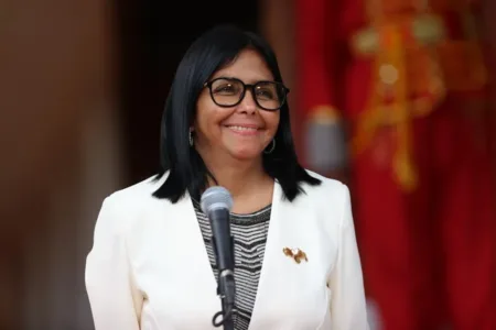 Delcy Rodríguez adelanta la Navidad en Venezuela al 1