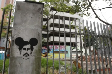Demuelen casa de Pablo Escobar en Medellín