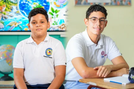 Gobierno reconoce a dos estudiantes dominicanos