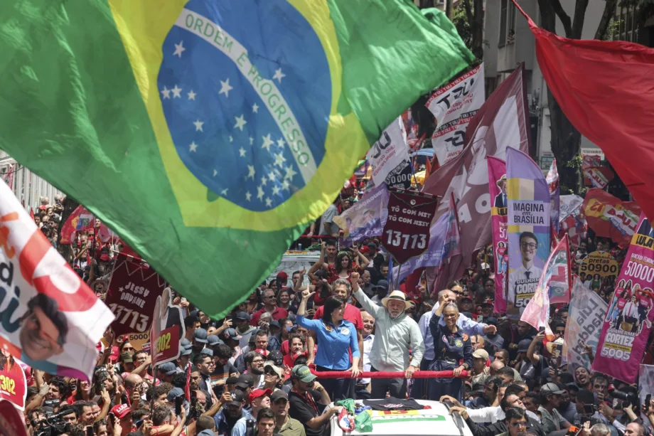 "El último baile": Lula cierra su campaña en São Paulo ante una multitud vestida de rojo