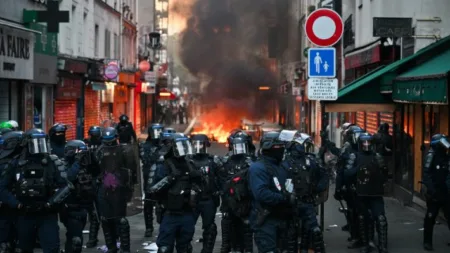 París vive nuevo episodio de violencia y saqueos en torno a la plaza de la República