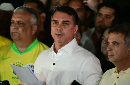 Flávio Bolsonaro rechaza victoria de Lula y anuncia que pedirá anular las elecciones en Brasil