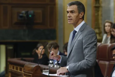 Sánchez abre un periodo de reflexión para decidir si adelanta las elecciones Sánchez abre un periodo de reflexión para decidir si adelanta las elecciones