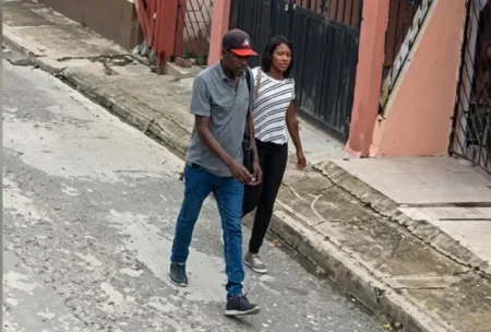 Mujer denuncia robo tras ser abordada por un hombre en Monte Plata