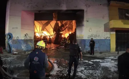 Muere vocalista de El Bronco y su Banda tras sufrir quemaduras en incendio en fábrica de México