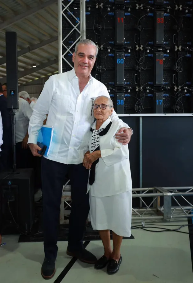 El abrazo y la bendición de doña Ramona, a sus 106 años, marcan visita de Abinader a San José de Ocoa