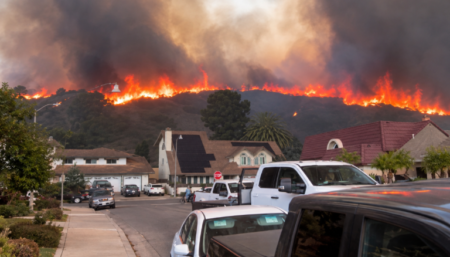 Incendios en California destruyen viviendas y obligan a evacuar a cientos de residentes
