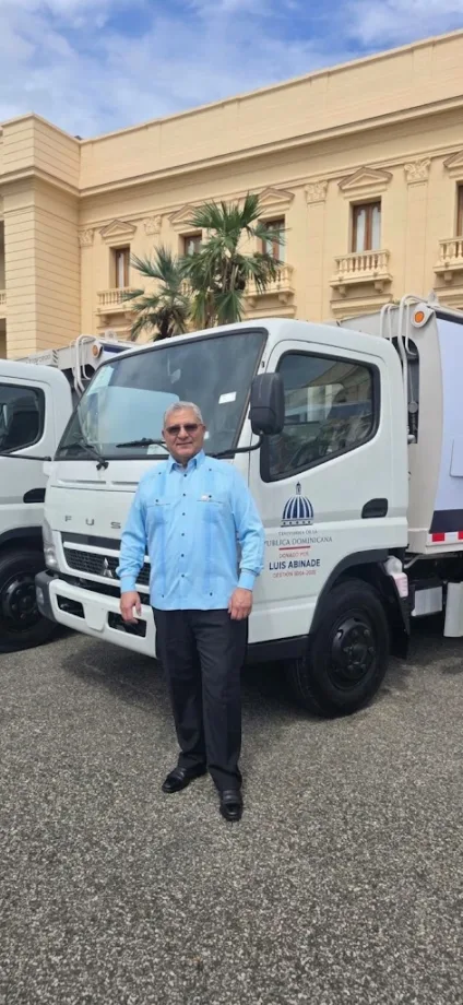 Ayuntamiento de Moca recibe camión compactador para fortalecer la recogida de basura