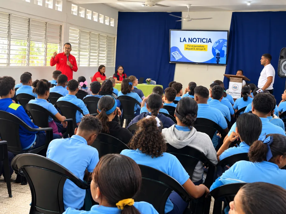 Periodista Miguel Ángel Arroyo Ramos imparte conocimientos sobre la noticia a estudiantes de secundaria