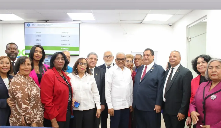Estado otorga pensiones RD$40,000 y seguro médico a 29 notarios RD