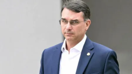 Elecciones en Brasil: Flávio Bolsonaro arranca por delante de Lula Elecciones en Brasil: Flávio Bolsonaro arranca por delante de Lula