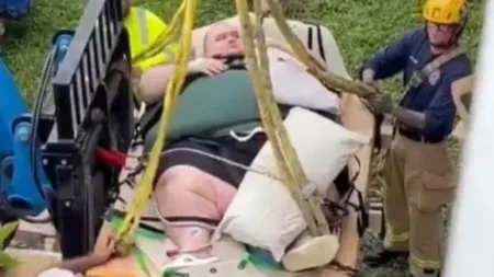 Rescatan con una grúa a hombre de 272 kilos tras emergencia médica en Florida