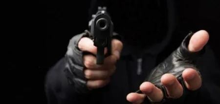 Hieren de bala a vigilante durante presunto atraco