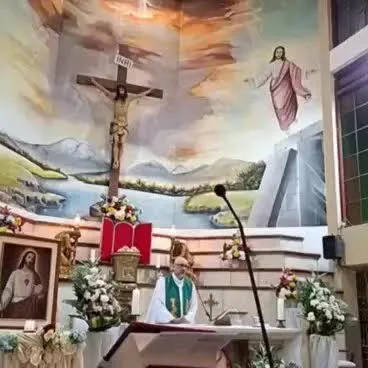 Sacerdote muere en Ecuador luego de que una cruz se desplomara sobre él durante una misa Sacerdote muere en Ecuador luego de que una cruz se desplomara sobre él durante una misa