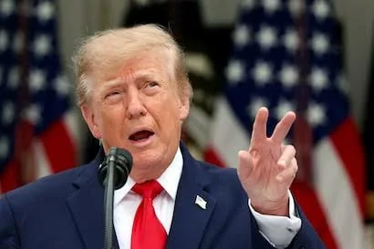 Donald Trump afirma que Francia está “en llamas” y “destrozada” por la inmigración y pide cerrar las fronteras
