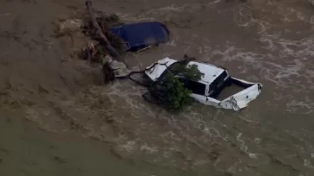 Inundaciones en México arrastran vehículos hasta el mar
