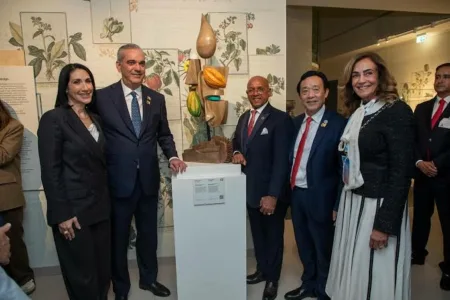 Abinader lleva arte dominicano al Museo de la FAO