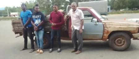 Ejército intercepta vehículo con tres haitianos ocultos en una caleta en Dajabón Ejército intercepta vehículo con tres haitianos ocultos en una caleta en Dajabón