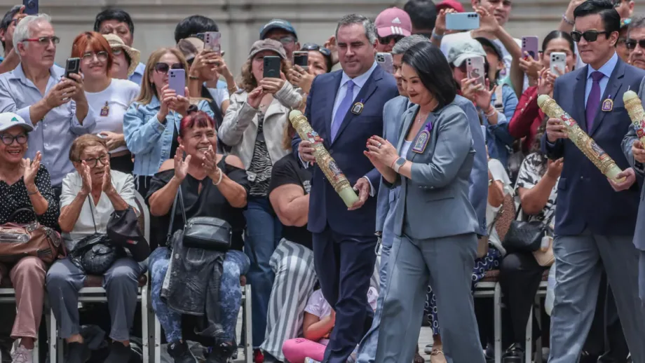 Keiko Fujimori recibe en Palacio al Señor de los Milagros, la imagen más venerada de Perú