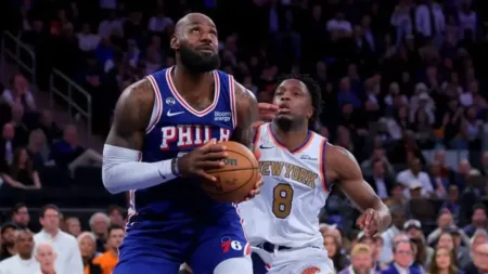 LeBron James comienza nueva aventura en Filadelfia con triunfo