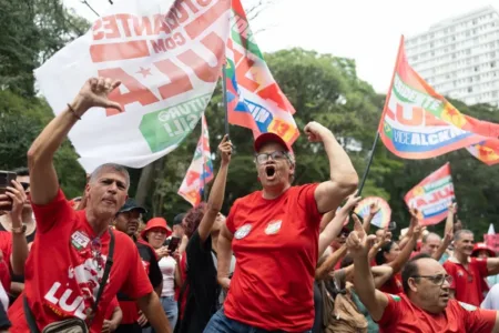La izquierda brasileña sale a las calles para impulsar