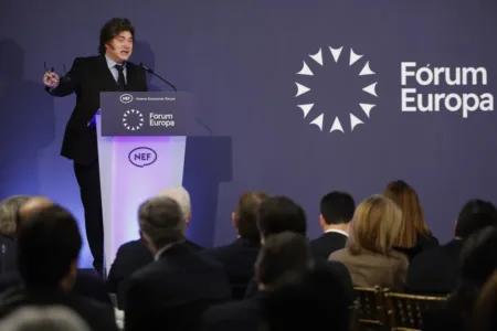 Milei llama "impresentable dictador" a Sánchez durante visita a España