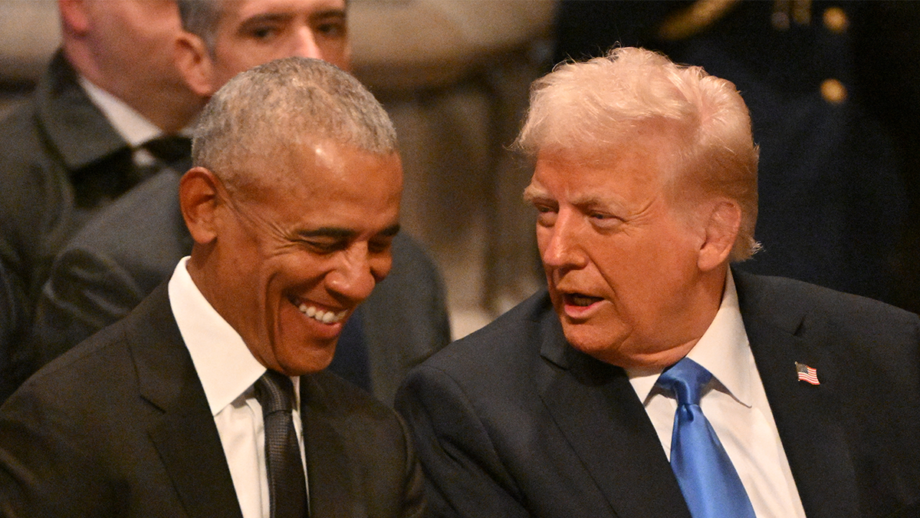 Trump llama "estúpido" a Obama por burlarse de sus reformas en la Casa Blanca