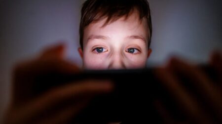 Hasta 1 de cada 5 casos de depresión en jóvenes podría estar asociado con el uso excesivo de celulares