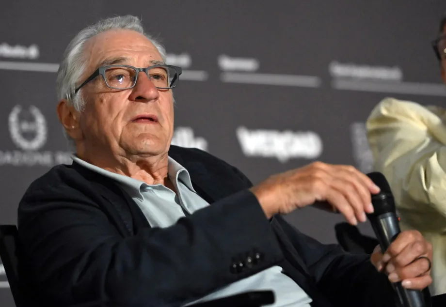 De Niro arremete contra Trump y le llama "cobarde" en un acto público