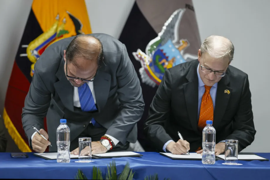 Ecuador firma un acuerdo con EE.UU. para reforzar el control interno de la Policía Ecuador firma un acuerdo con EE.UU. para reforzar el control interno de la Policía