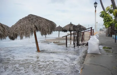 El oeste de México en alerta por el huracán Simón