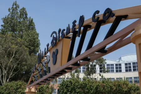 Disney despide a cerca de trescientos empleados y ofrece un retiro anticipado a ejecutivos