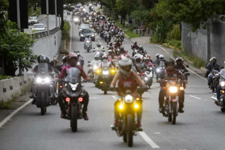 Venezolanos salen en caravana contra el cáncer de mama