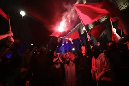 Los acampados vuelven a Sol y las manifestaciones se multiplican por el territorio español Los acampados vuelven a Sol y las manifestaciones se multiplican por el territorio español