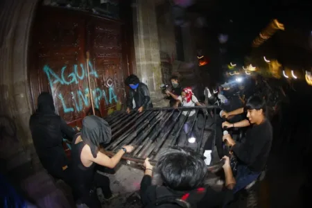 Suben a diez los detenidos tras la segunda protesta por el agua en Guadalajara (México)