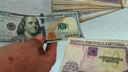 El dólar escala a los 850 pesos en el mercado informal cubano, con tasa récord