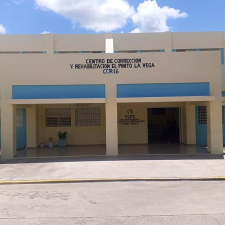 Reportan tres heridos tras incidente en centro correccional